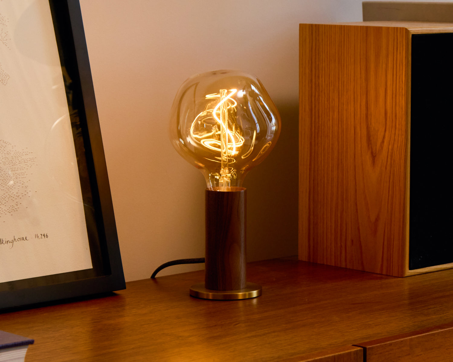 Knuckle table lamp with exposed Voronoi I filament